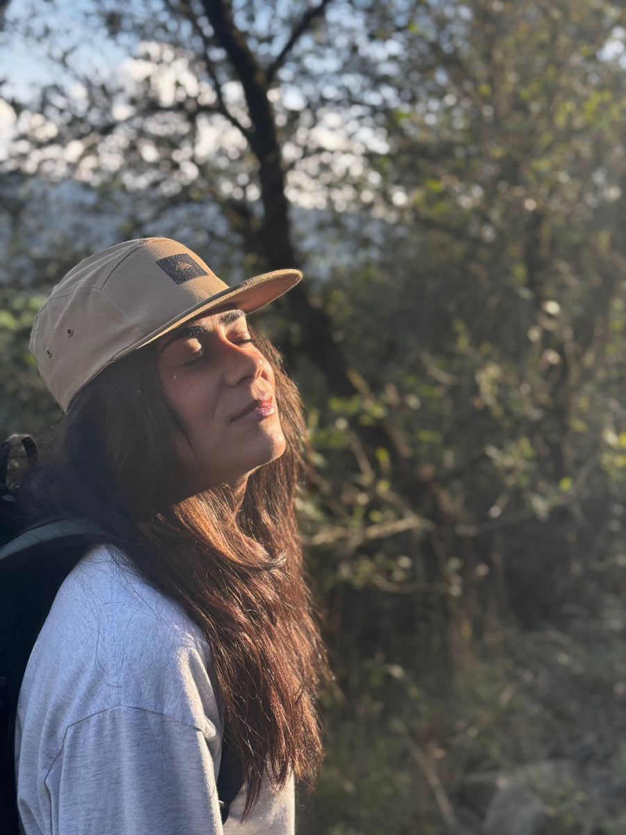 Mireia con una gorra Neckoi en un entorno natural