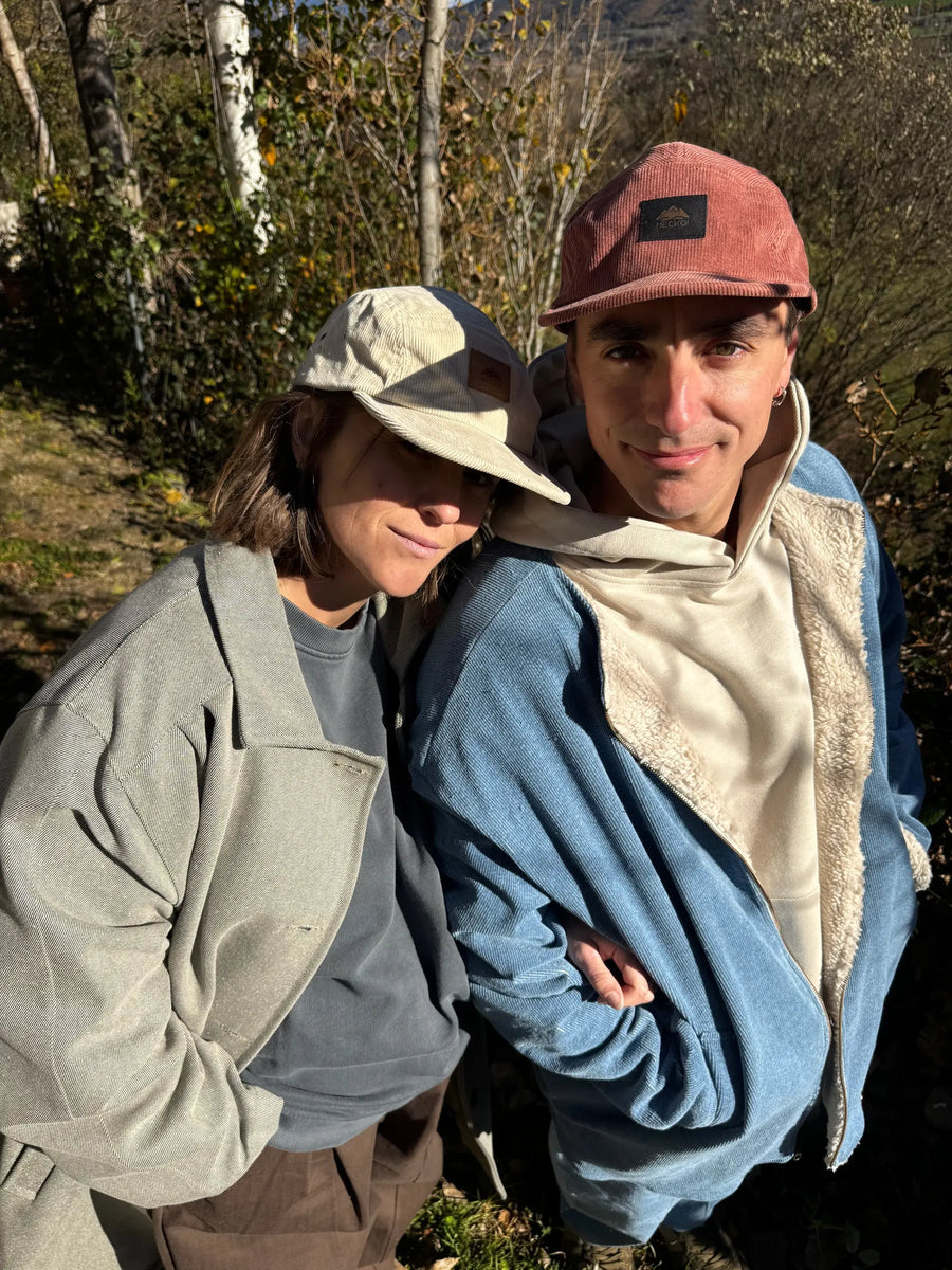 Josep y Mireia con accesorios Neckoi en un entorno natural