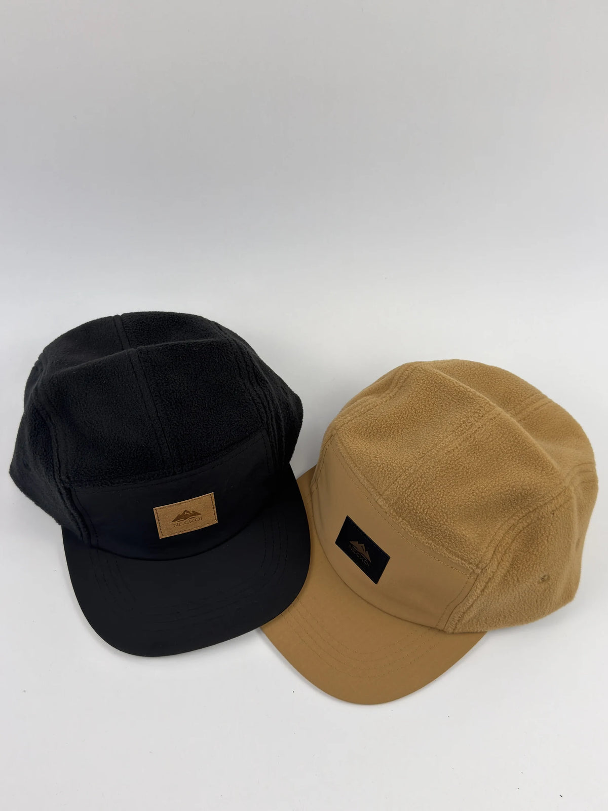 Comparativa de colores: Gorra polar camel; Gorra polar negra