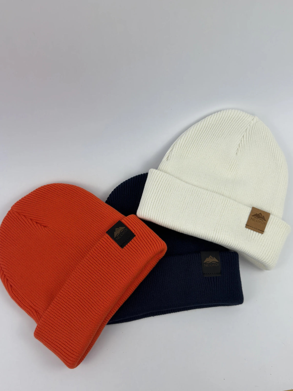 Comparativa de colores: Gorro multiposición rojo; Gorro multiposición blanco roto; Gorro multiposición azul oscuro