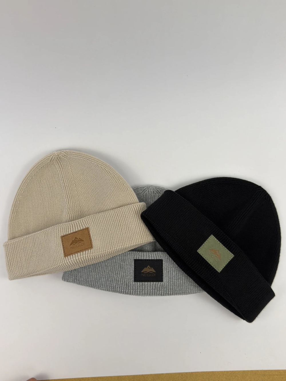 Comparativa de colores: Gorro pescador negro; Gorro pescador beige; Gorro pescador gris