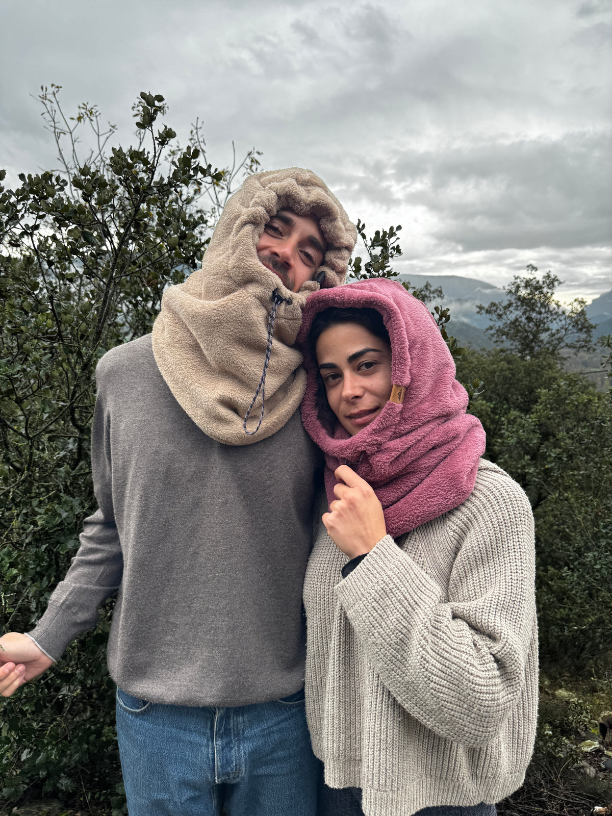 Una mujer con gorra Neckoi al aire libre