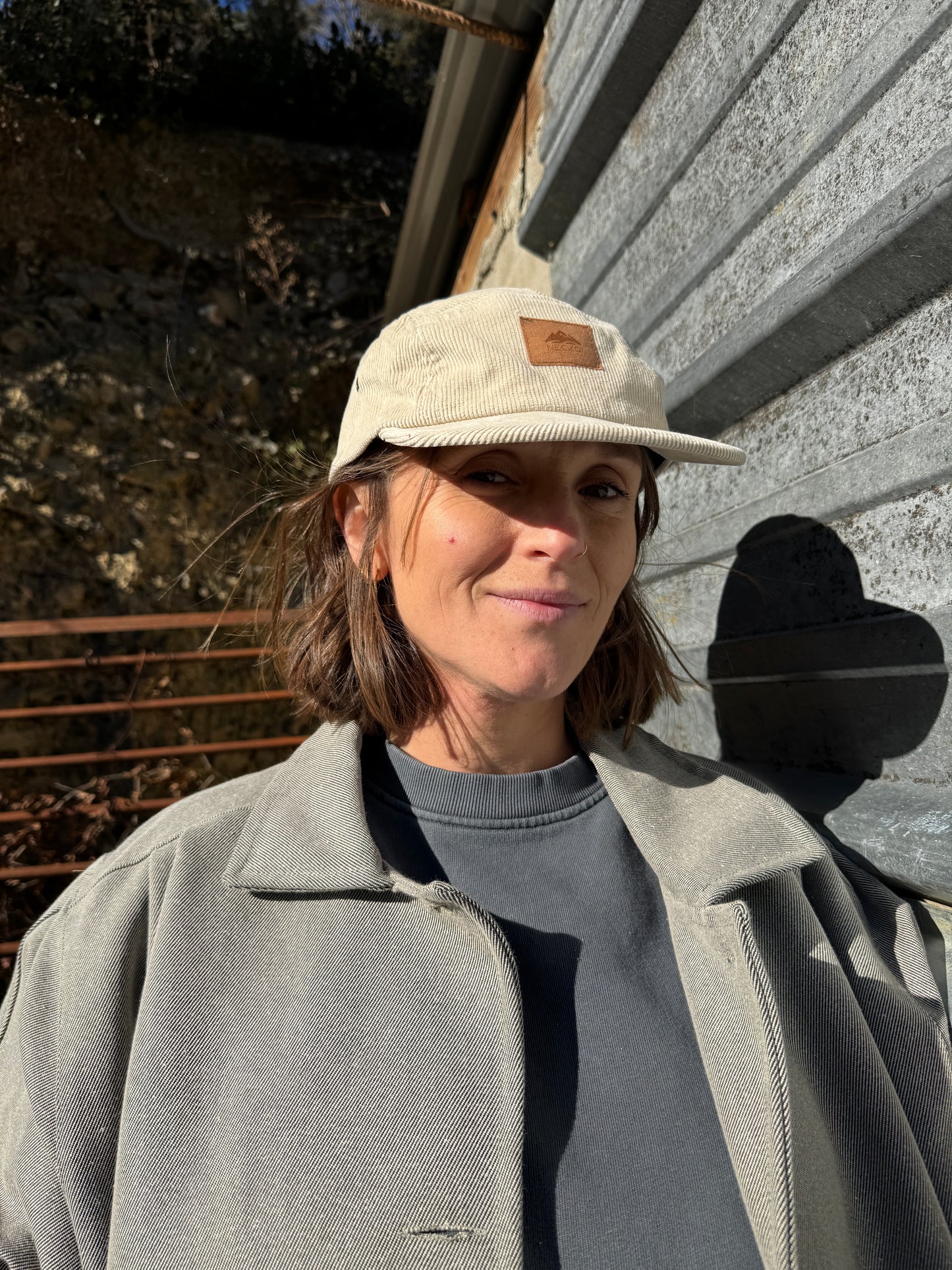 Gorra 5 paneles pana crema