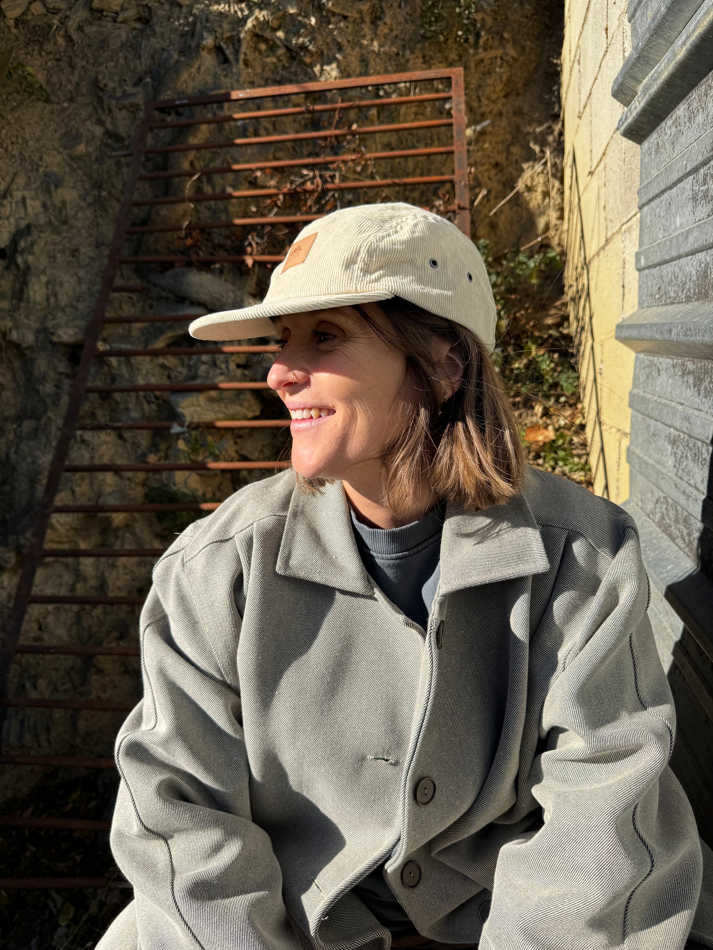 Gorra 5 paneles pana crema