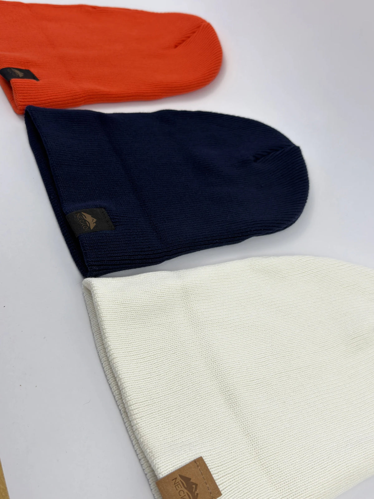 Comparativa de colores: Gorro multiposición rojo; Gorro multiposición blanco roto; Gorro multiposición azul oscuro