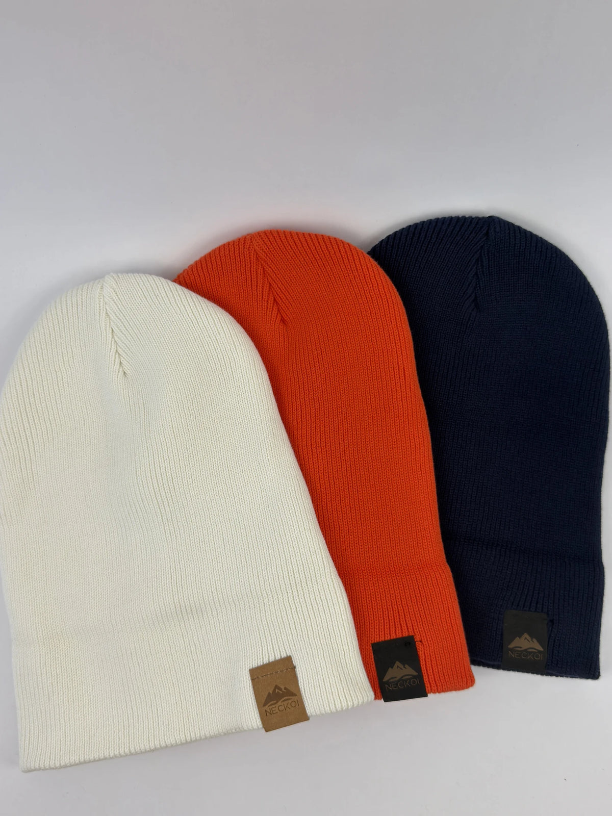 Comparativa de colores: Gorro multiposición rojo; Gorro multiposición blanco roto; Gorro multiposición azul oscuro