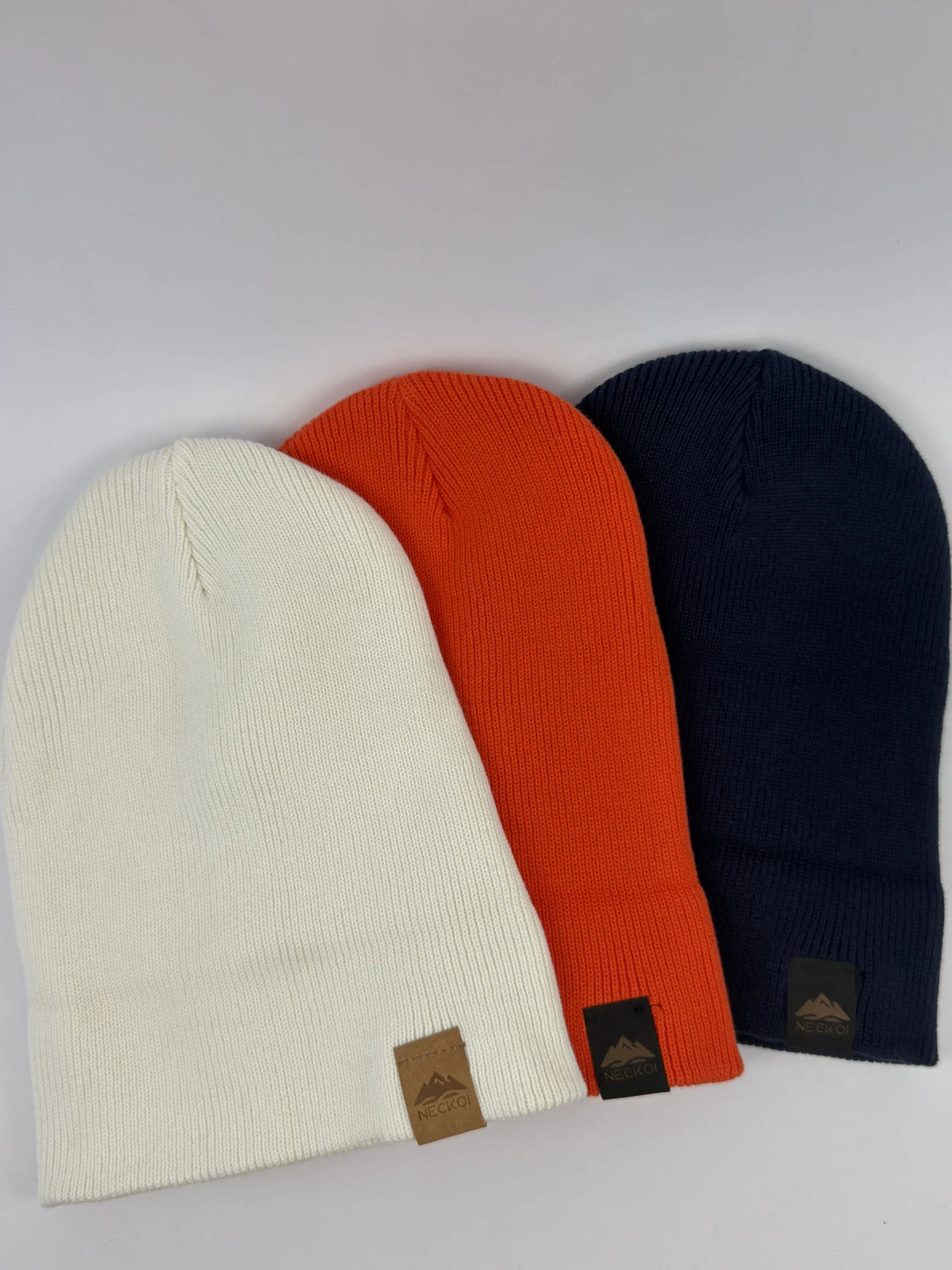 Comparativa de colores: Gorro multiposición rojo; Gorro multiposición blanco roto; Gorro multiposición azul oscuro