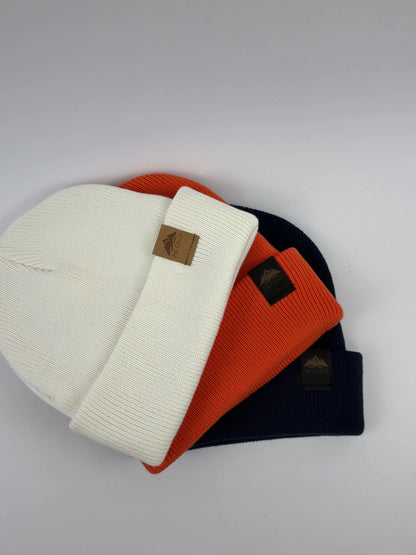Comparativa de colores: Gorro multiposición rojo; Gorro multiposición blanco roto; Gorro multiposición azul oscuro