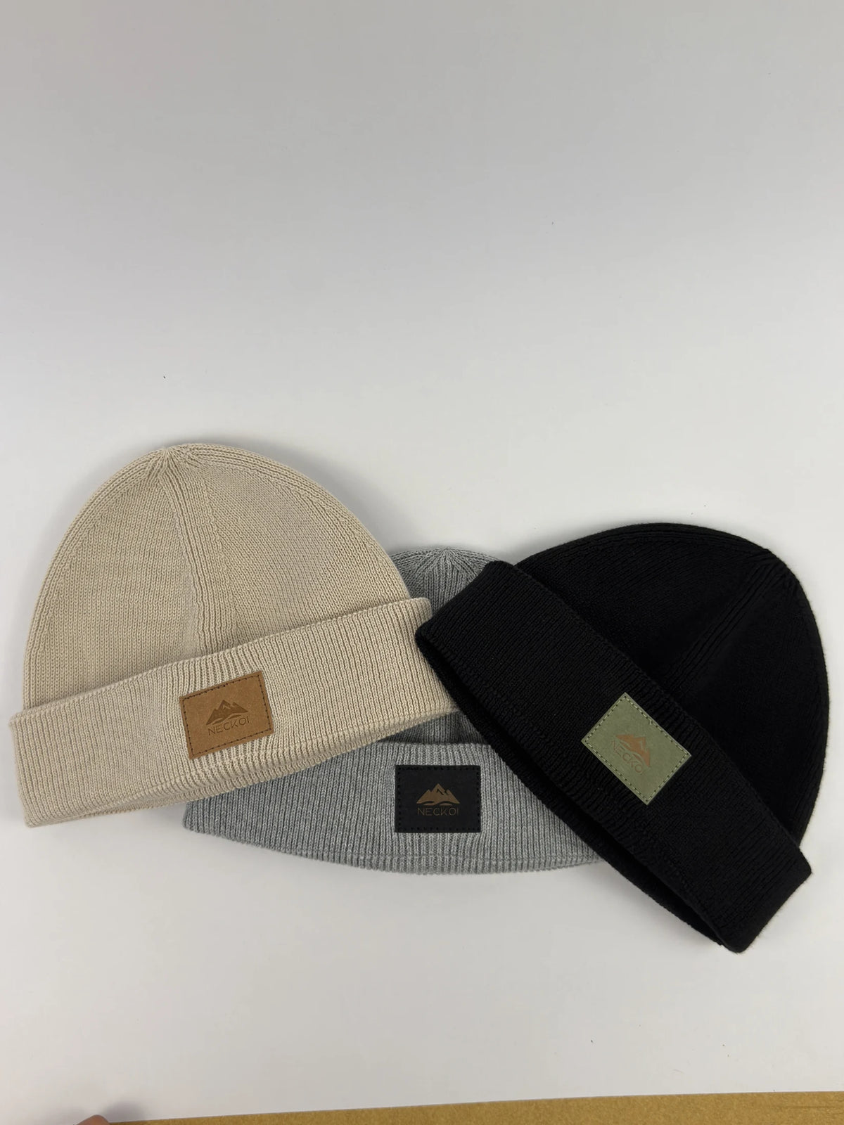 Comparativa de colores: Gorro pescador negro; Gorro pescador beige; Gorro pescador gris